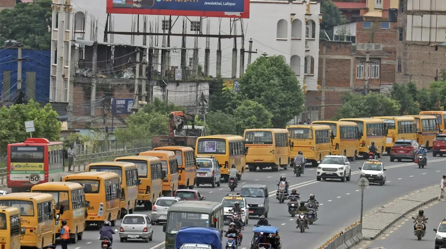Private School Operators Rally with Buses on Ring Road