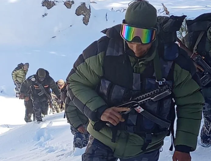 Armed Police Guard India–China Border Amid Snowfall