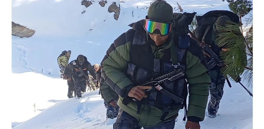 Armed Police Guard India–China Border Amid Snowfall